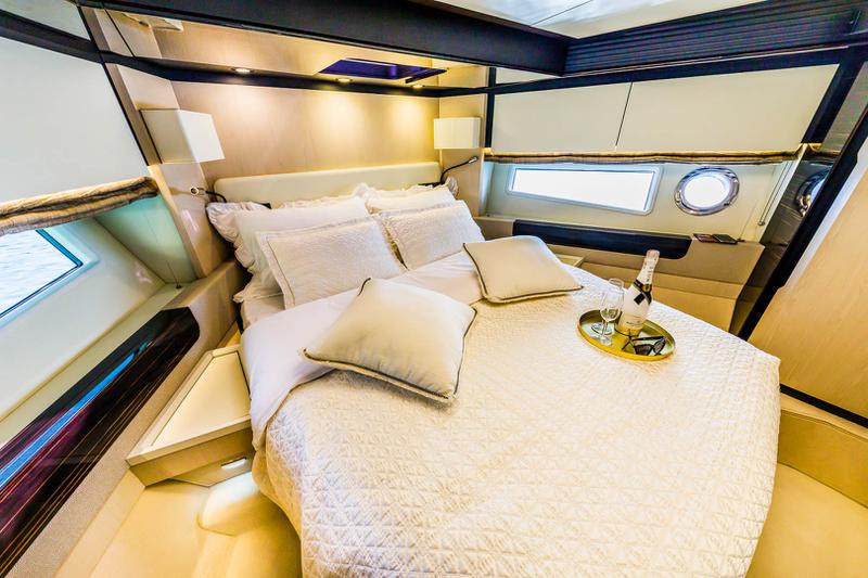 Book yachts online - motorboat - Azimut 66 - Karat II - rent