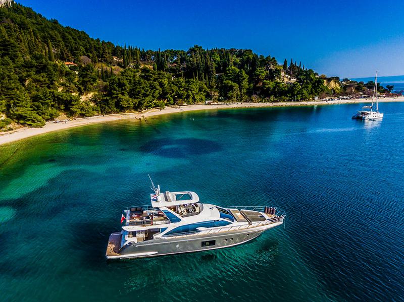 Book yachts online - motorboat - Azimut 66 - Karat II - rent