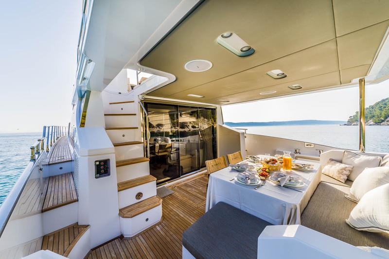 Book yachts online - motorboat - Azimut 66 - Karat II - rent