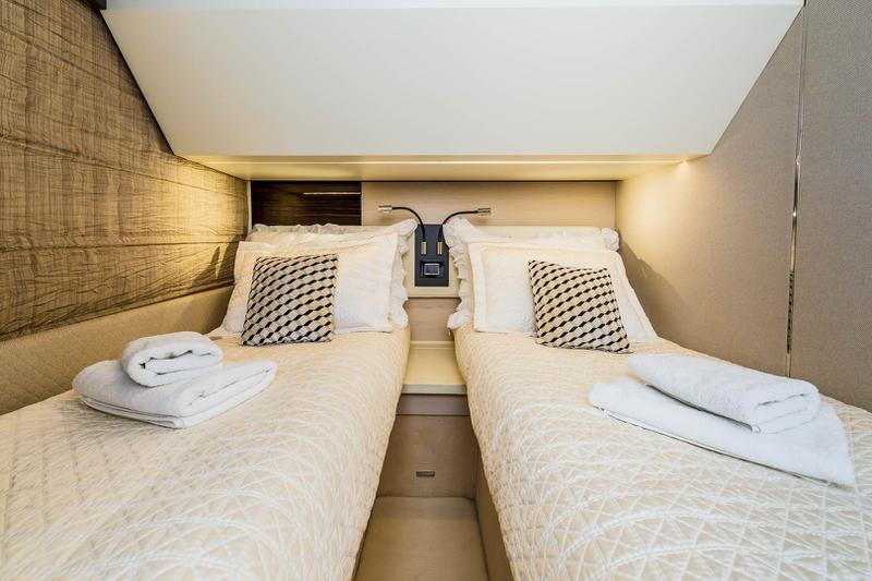 Book yachts online - motorboat - Azimut 66 - Karat II - rent