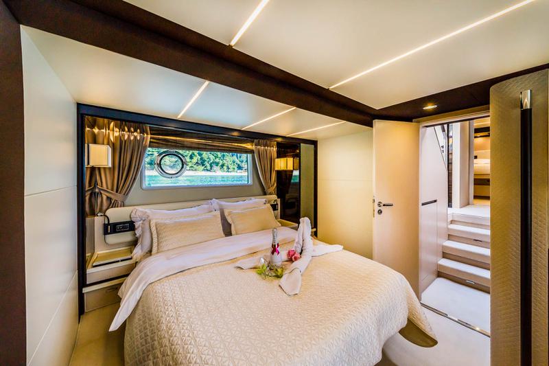 Book yachts online - motorboat - Azimut 66 - Karat II - rent