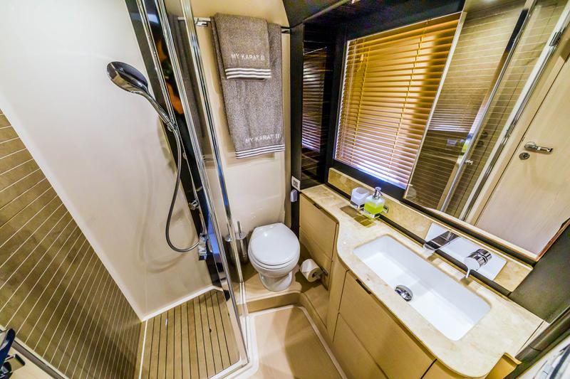 Book yachts online - motorboat - Azimut 66 - Karat II - rent