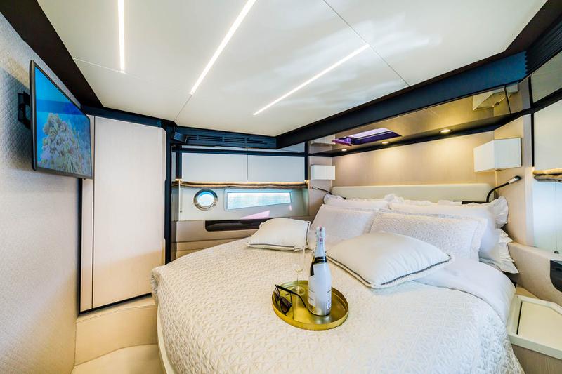 Book yachts online - motorboat - Azimut 66 - Karat II - rent