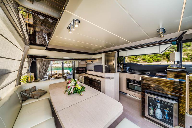 Book yachts online - motorboat - Azimut 66 - Karat II - rent