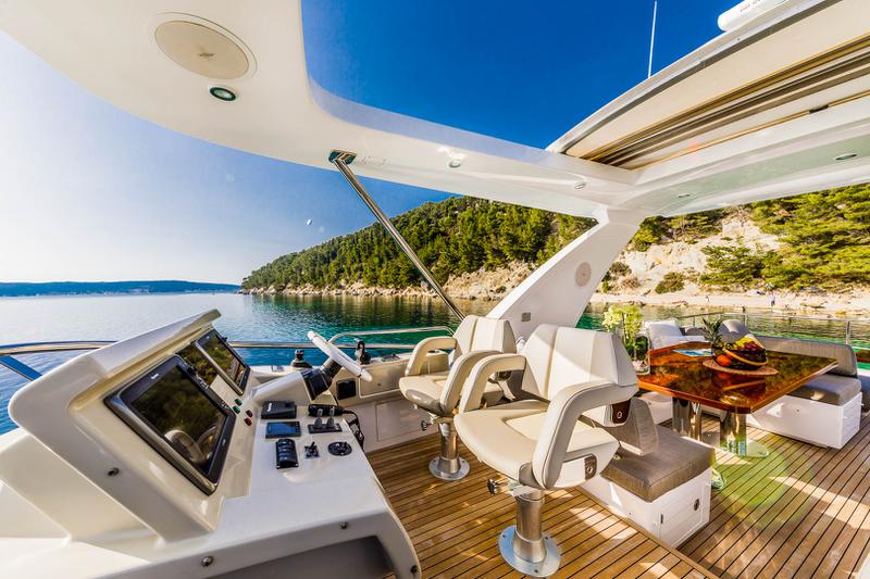 Book yachts online - motorboat - Azimut 66 - Karat II - rent