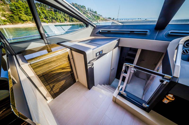 Book yachts online - motorboat - Azimut 66 - Karat II - rent
