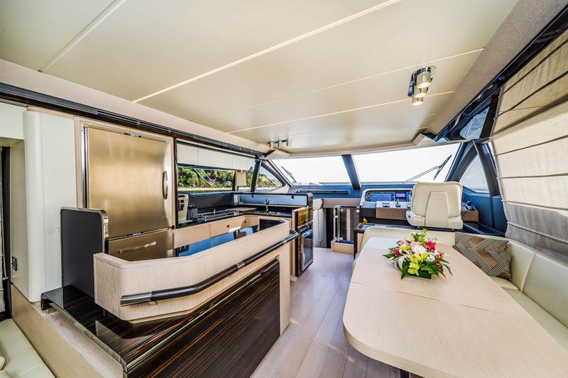 Book yachts online - motorboat - Azimut 66 - Karat II - rent