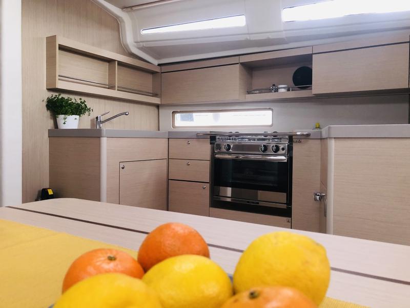 Book yachts online - sailboat - Oceanis 40.1 - AZORIAN with AC - rent