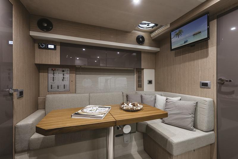 Book yachts online - motorboat - Cranchi Z35 - Alex Marty - rent