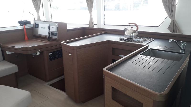 Book yachts online - catamaran - Lagoon 42 - Uiara - rent