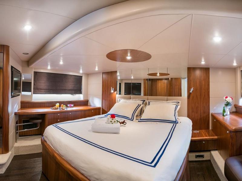 Book yachts online - motorboat - Sunseeker Predator 62 - Ena 1 - rent