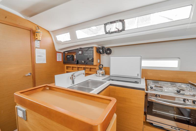 Book yachts online - sailboat - Sun Odyssey 410 - SALTY - rent