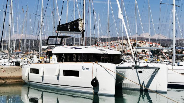 Book yachts online - catamaran - Lagoon 40 - Vaiana - rent
