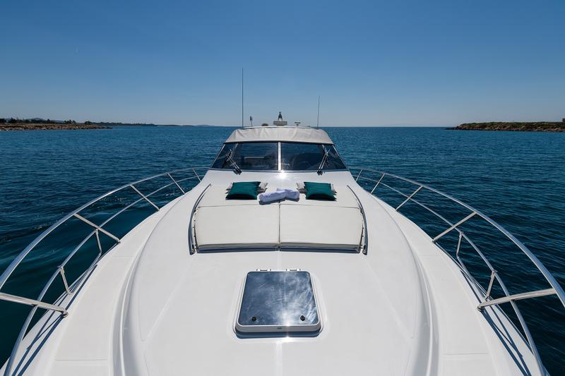 Book yachts online - motorboat - Uniesse 48 Open - M/Y ALMI - rent