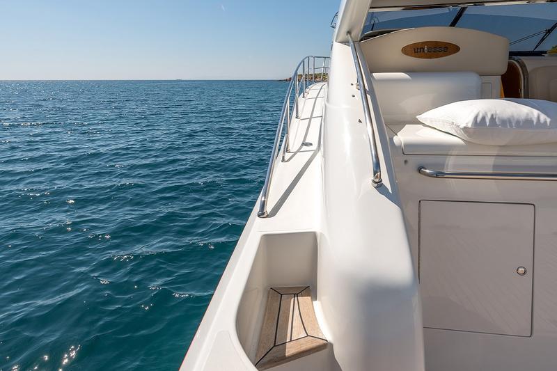 Book yachts online - motorboat - Uniesse 48 Open - M/Y ALMI - rent