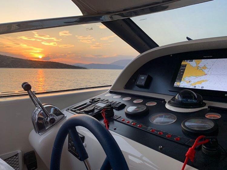 Book yachts online - motorboat - Uniesse 48 Open - M/Y ALMI - rent