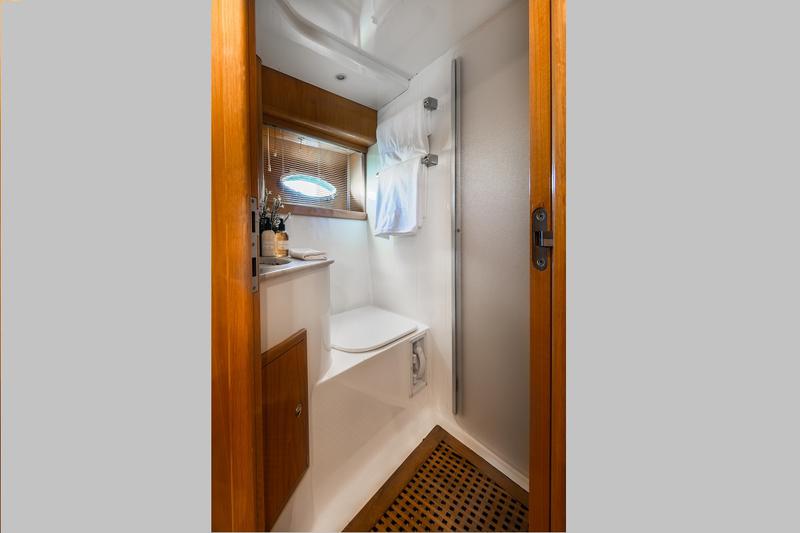 Book yachts online - motorboat - Uniesse 48 Open - M/Y ALMI - rent