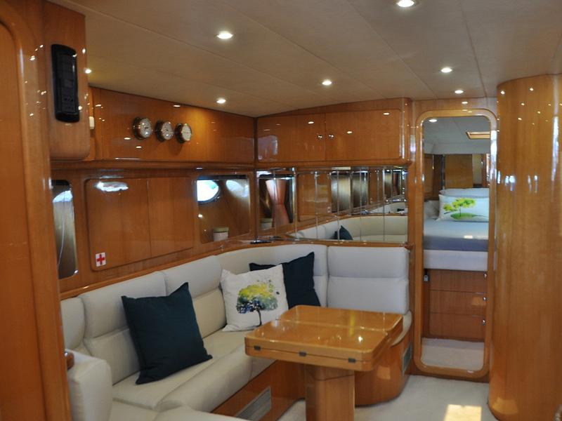 Book yachts online - motorboat - Uniesse 48 Open - M/Y ALMI - rent