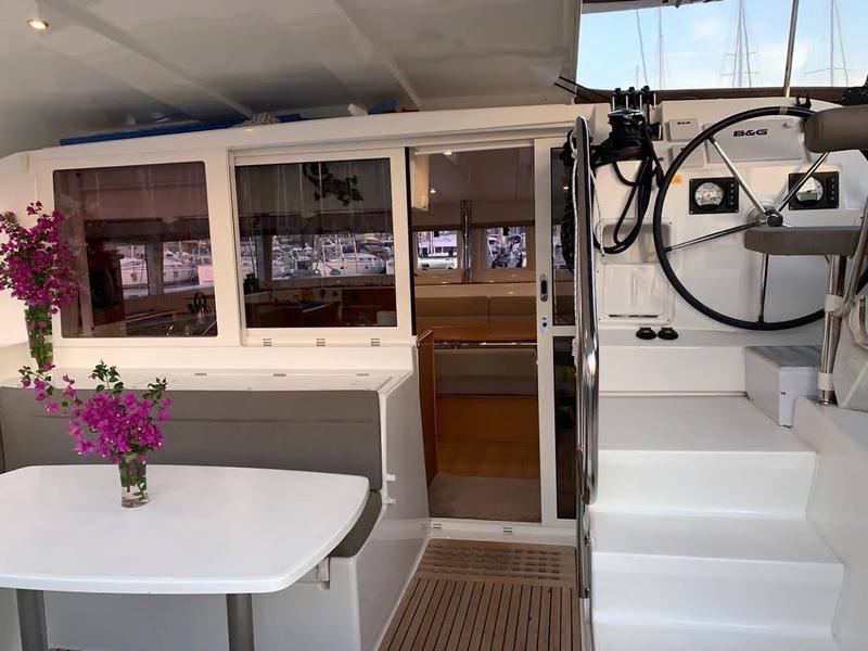 Book yachts online - catamaran - Lagoon 421 - We-Dun-It - rent