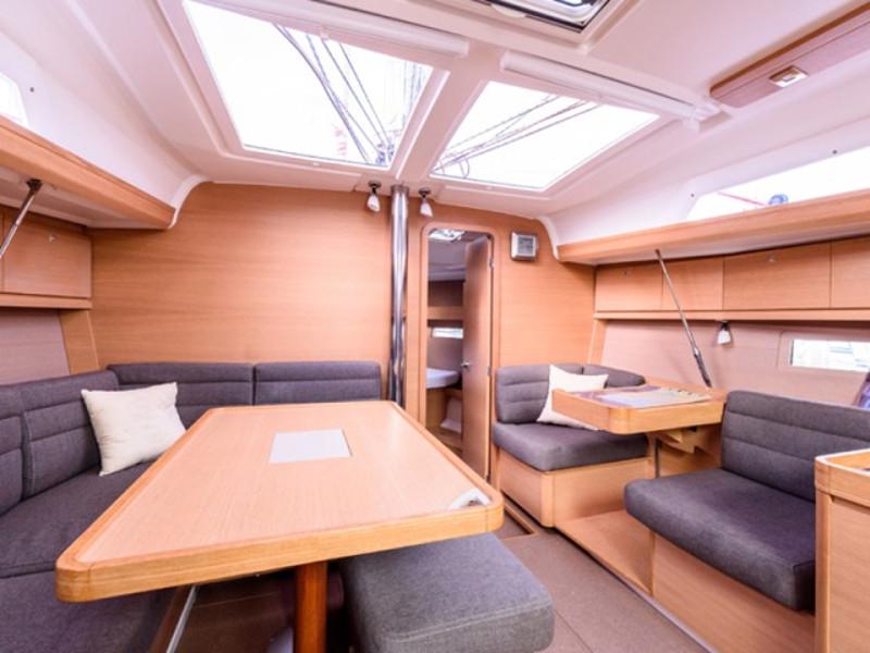 Book yachts online - sailboat - Dufour 410 Grand Large 6 - Julia - rent