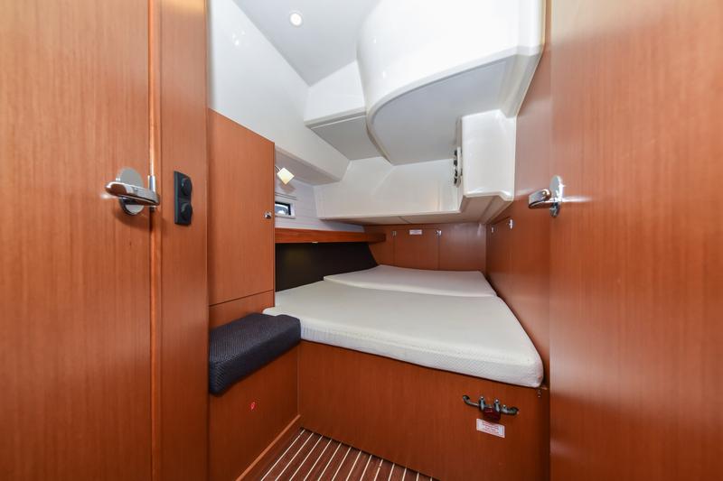 Book yachts online - sailboat - Bavaria Cruiser 46 - SIX BAG - rent