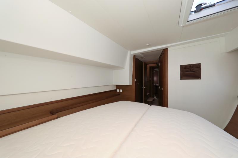 Book yachts online - catamaran - Lagoon 42 - ZEUS - rent