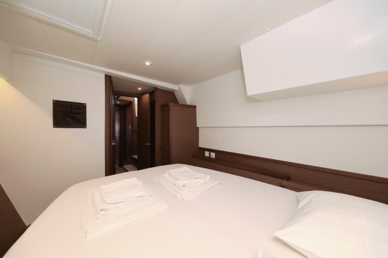 Book yachts online - catamaran - Lagoon 42 - ZEUS - rent