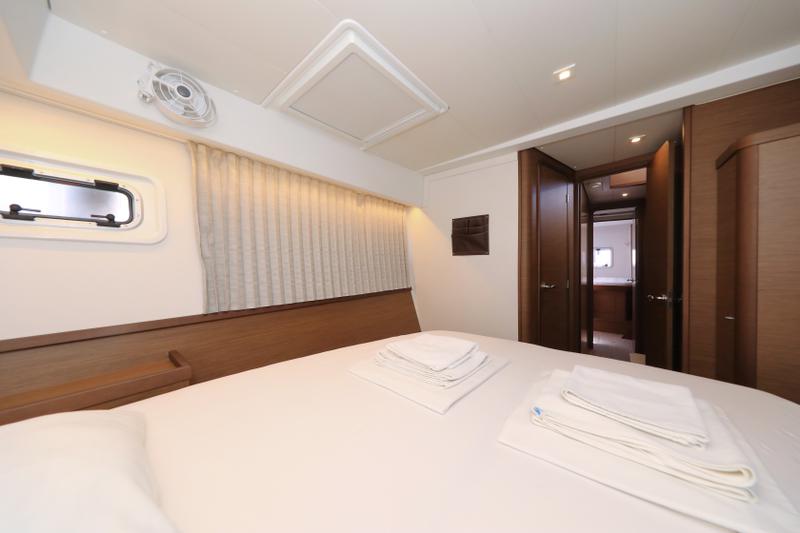 Book yachts online - catamaran - Lagoon 42 - ZEUS - rent