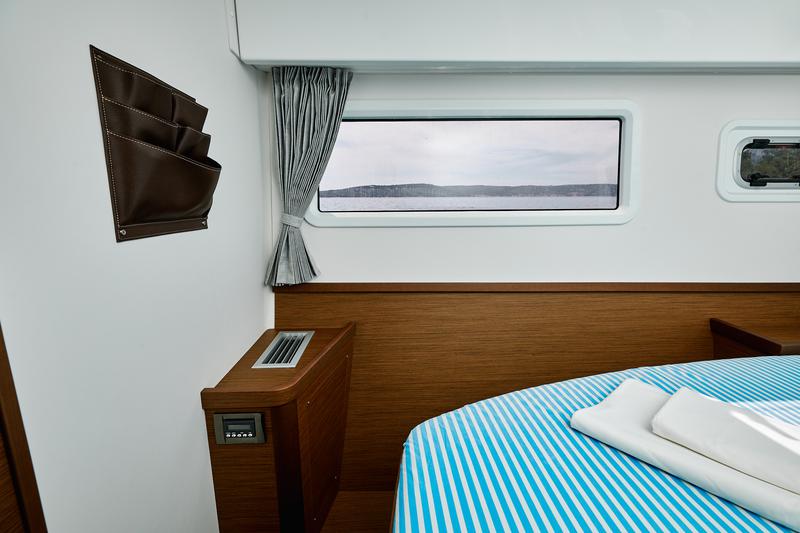 Book yachts online - catamaran - Lagoon 42 - Blackbird - rent