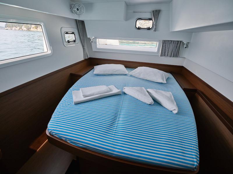 Book yachts online - catamaran - Lagoon 42 - Blackbird - rent