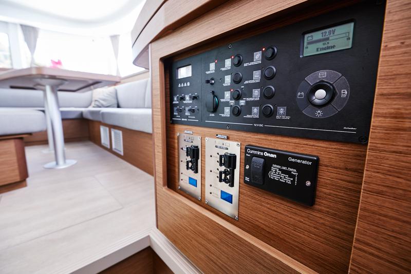Book yachts online - catamaran - Lagoon 42 - Blackbird - rent