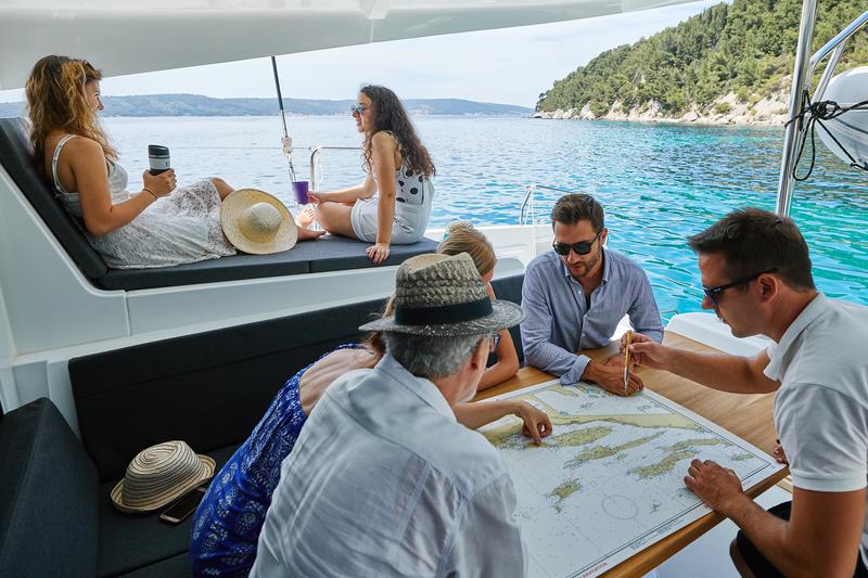 Book yachts online - catamaran - Lagoon 42 - Blackbird - rent