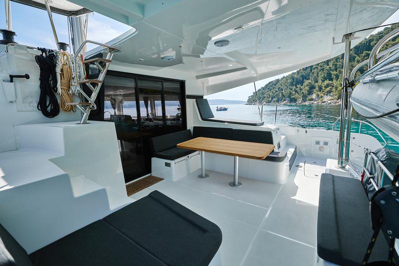 Book yachts online - catamaran - Lagoon 42 - Blackbird - rent