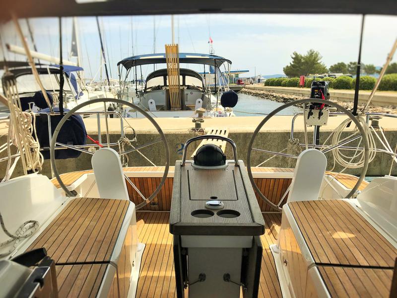 Book yachts online - sailboat - Bavaria Cruiser 37 - Fortunal - rent