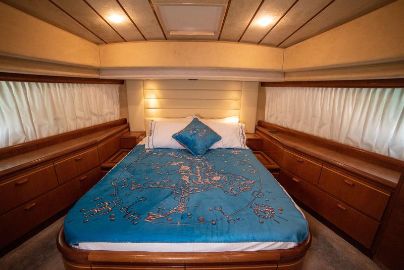 Book yachts online - motorboat - Ferretti 72 - Ferretti 72 - rent
