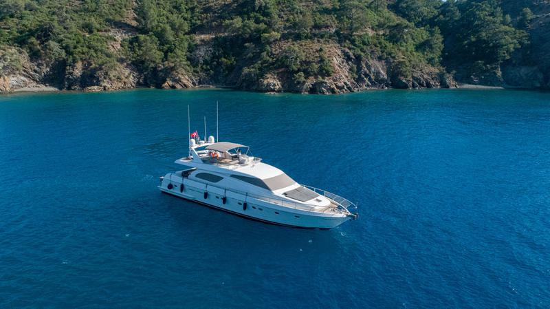 Book yachts online - motorboat - Ferretti 72 - Ferretti 72 - rent