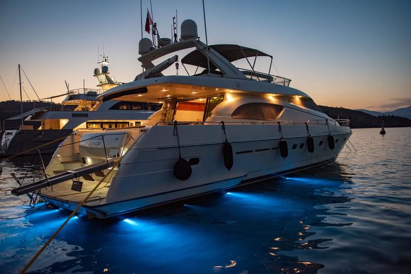 Book yachts online - motorboat - Ferretti 72 - Ferretti 72 - rent