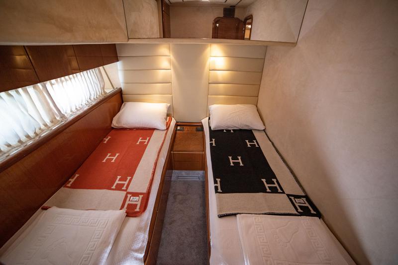 Book yachts online - motorboat - Ferretti 72 - Ferretti 72 - rent