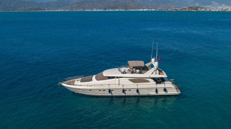 Book yachts online - motorboat - Ferretti 72 - Ferretti 72 - rent
