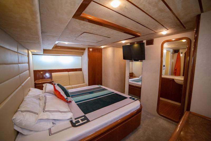 Book yachts online - motorboat - Ferretti 72 - Ferretti 72 - rent