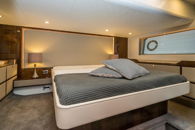 Book yachts online - motorboat - Fairline Squadron 50 - Lady Noble - rent