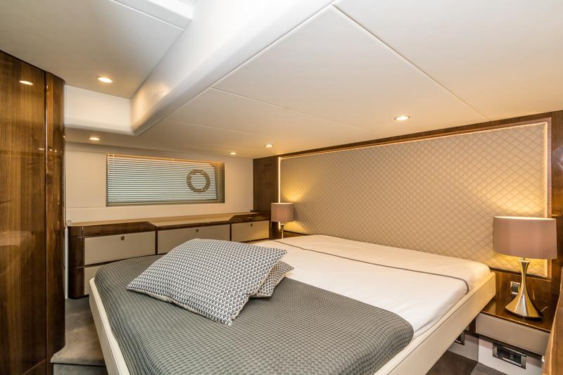 Book yachts online - motorboat - Fairline Squadron 50 - Lady Noble - rent
