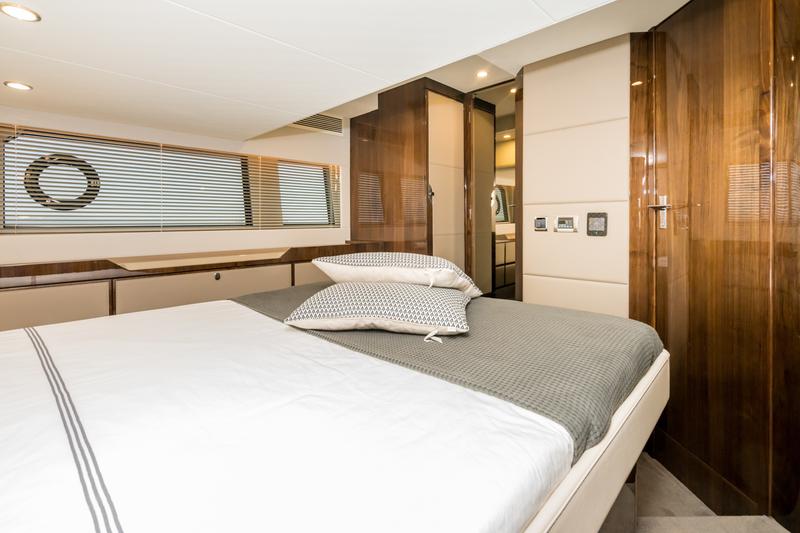Book yachts online - motorboat - Fairline Squadron 50 - Lady Noble - rent