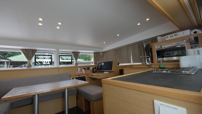 Book yachts online - catamaran - Lagoon 400 S2 - Anastasia - rent