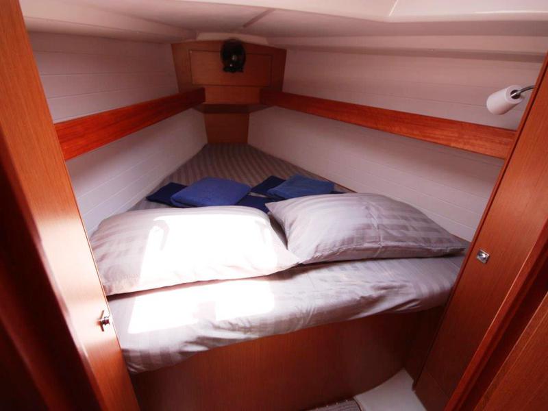 Book yachts online - sailboat - Bavaria 33 Cruiser - Fei Jian - rent