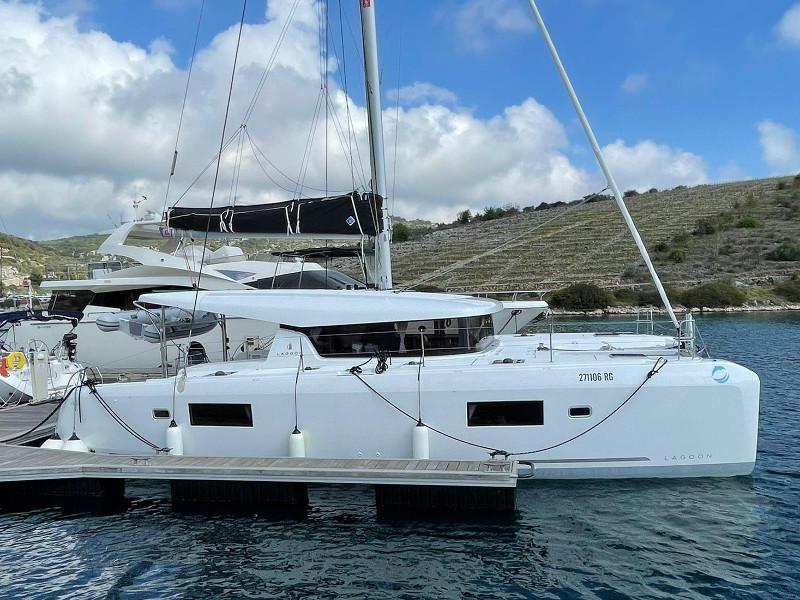 Book yachts online - catamaran - Lagoon 42 - POSEIDON new 2021+AC+G - rent