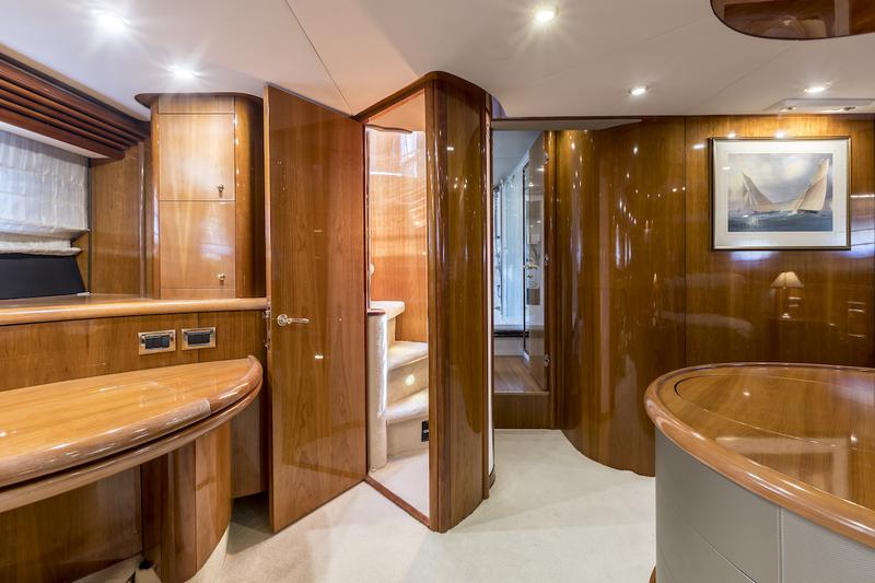 Book yachts online - motorboat - Sunseeker 84 - Skywater - rent