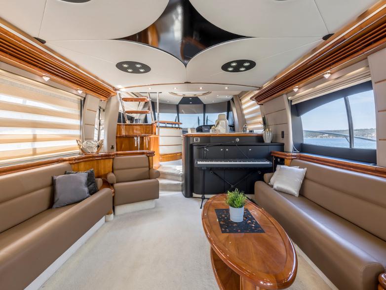 Book yachts online - motorboat - Sunseeker 84 - Skywater - rent