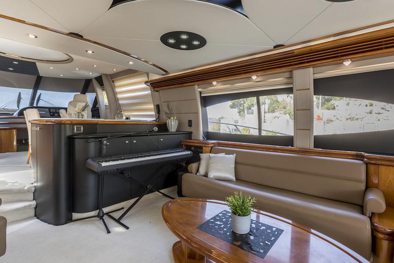 Book yachts online - motorboat - Sunseeker 84 - Skywater - rent