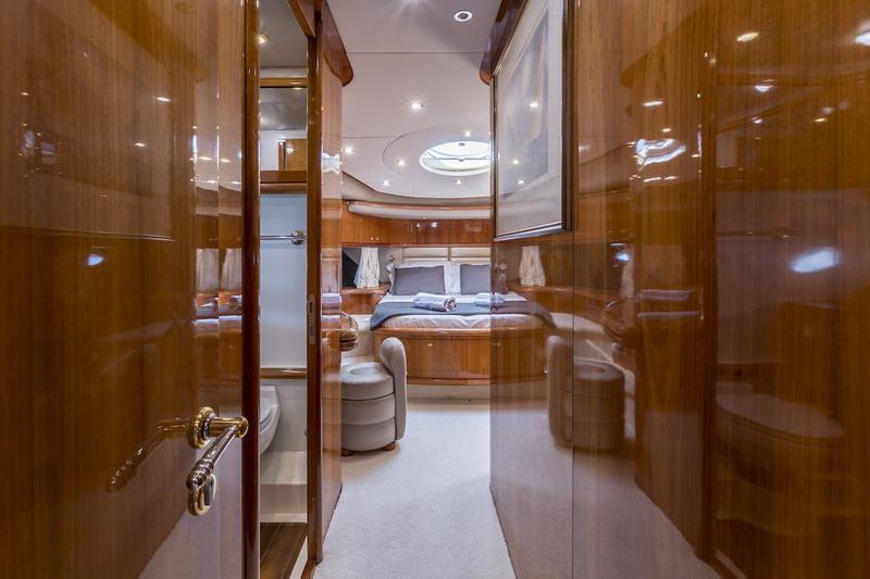 Book yachts online - motorboat - Sunseeker 84 - Skywater - rent